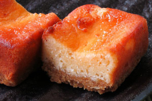 しっとり目の詰まったチーズケーキと、ホロホロのタルト。