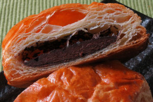 パイらしく薄い層折り重なる中に、チョコが詰まっています。