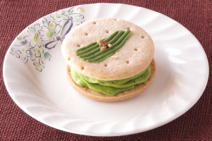 ぽつぽつ穴の開いたクッキーで、緑の抹茶チーズクリームをサンド。