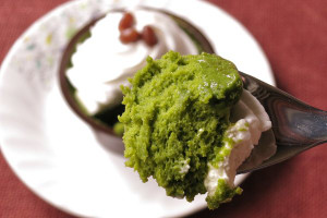 ホイップの下には抹茶味のしっとりスフレと濃厚ソース。