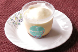 カップの中はカスタード色のプリン。