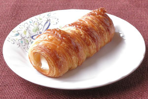 パイプ状に焼成されたパイ生地。