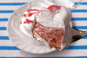 純白のクリームの中にもパステルピンクのいちごパンケーキ。