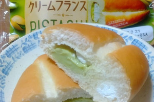 パンもクリームもピスタチオ尽くし♡『ピスタチオ味菓子パン』のトレンド「食べたい」人気ランキングTOP3