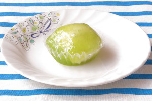 白っぽいフィリングを覆う、透明なグリーンのわらび餅。