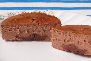 チーズケーキの底面中央に秘められた生チョコ。