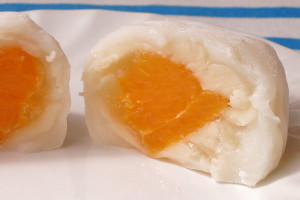 餅とあんこの白の中、浮かぶデコポンのオレンジが鮮やか。