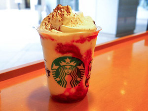 10日間限定の幻のフラペチーノ チョコレート ケーキ トップ フラペチーノ With ストロベリーショット もぐナビニュース もぐナビ