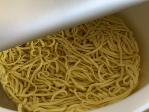カップ麺食レポ お湯を入れて水で冷やすだけ マルちゃん正麺 冷しまぜそば鶏だし塩 は 夏の味方 もぐナビニュース もぐナビ