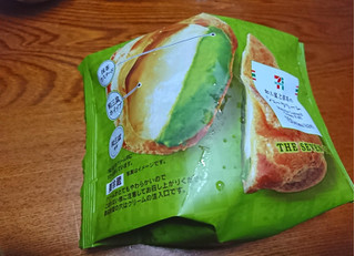 「セブン-イレブン 和三盆と抹茶のシュークリーム」のクチコミ画像 by さくら水さん