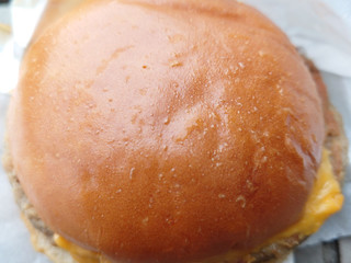 中評価 セブン イレブン たっぷりチーズのチーズバーガーのクチコミ 評価 カロリー 値段 価格情報 もぐナビ