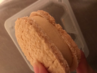 高評価 開けた瞬間キャラメルの香りが ローソン Uchi Cafe Sweets ダックワーズサンド のクチコミ 評価 青い狸 さん もぐナビ