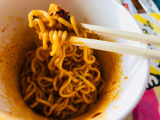 中評価 韓国ヤキソバ めちゃ辛い シャイン オリエンタル トレーディング 韓国風焼きそば 激旨辛汁なし チーズ のクチコミ 評価 シナもンさん もぐナビ