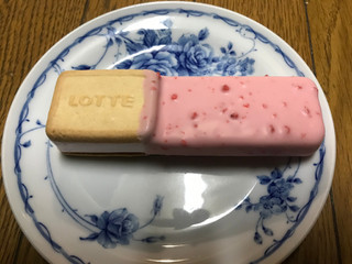 高評価 今日のお風呂アイス ロッテ ガーナ チョコ クッキーサンド 恋味いちご のクチコミ 評価 ねこねこりんさん もぐナビ