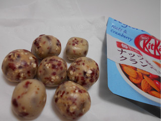 中評価 ネスレ キットカット 毎日のナッツ クランベリー ヨーグルト味のクチコミ 評価 商品情報 もぐナビ