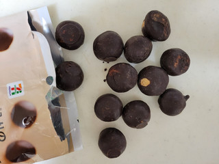 まんまるころころひとくちぱっくんちょ ェ セブンプレミアム チョコ鈴カステラ のクチコミ 評価 レビュアーさん もぐナビ まんまるころころひとくちぱっくんちょ ェ セブンプレミアム チョコ鈴カステラ のクチコミ 評価 レビュアーさん もぐナビ