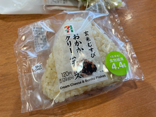 「セブン-イレブン 玄米むすび おかかクリームチーズ」のクチコミ画像 by ぺりちゃんさん