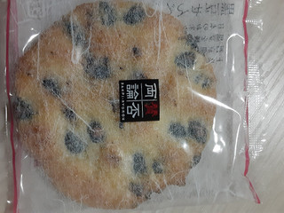 「岩塚製菓 黒豆せんべい 西京風みそ仕立て 袋8枚」のクチコミ画像 by もこもこもっちさん